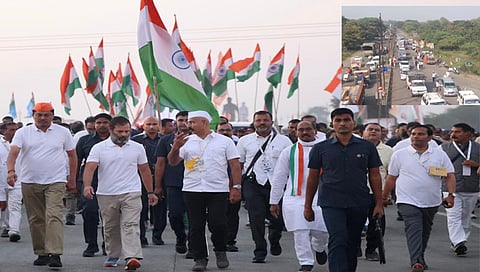 धुळे : भारत जोडो यात्रेत खासदार राहुल गांधींसोबत सहभागी झालेले कार्यकर्ते व पदाधिकारी. (छाया: यशवंत हरणे)