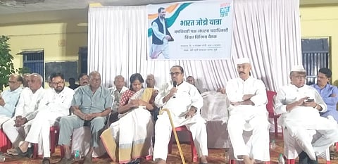 धुळे : भारत जोडा यात्रा बाबत घेण्यात आलेल्या बैठकीत उपस्थित समविचारी पक्ष आणि विविध क्षेत्रातील संघटनेचे पदाधिकारी. (छाया: यशवंत हरणे)