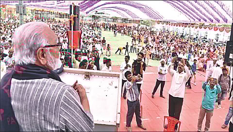 लासलगाव : सामुदायिक विवाह सोहळ्यात बोलताना आ. छगन भुजबळ.