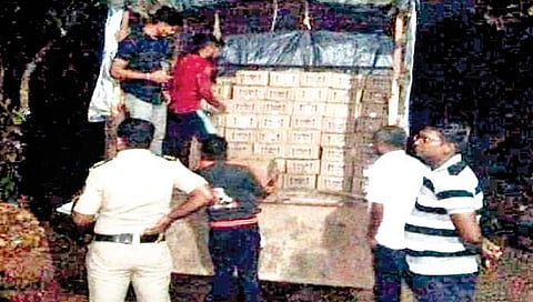 चिपळूण : महामार्गावर कळंबस्तेत घरात गोवा बनावटीच्या दारूचे घबाड