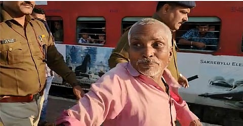 मनमाड : माथेफीरुला ताब्यात घेताना आरपीएफ. (छाया: रईस शेख)