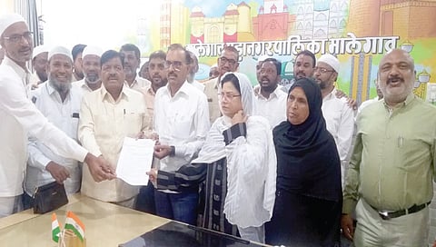 मालेगाव : मनपाच्या मंजूर अंदाजपत्रकाची अंमलबजावणी करावी, या मागणीचे निवेदन अतिरिक्त आयुक्त गणेश गिरी यांना सादर करताना माजी महापौर शेख रशीद व ताहेरा शेख यांचे शिष्टमंडळ.