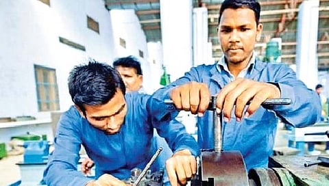 कोण देणार १ लाख २१ हजार रोजगार?