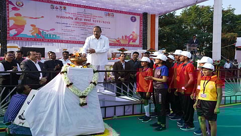 नाशिक : आदिवासी विभागाच्या राज्यस्तरीय स्पर्धेप्रसंगी ज्योत प्रज्वलित करताना ना. डॉ. विजय गावित. समवेत अन्य अधिकारी व विद्यार्थी.