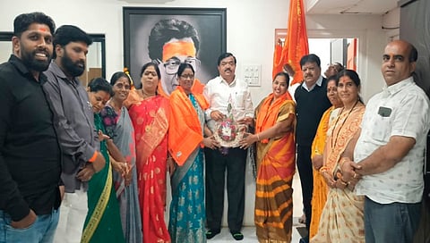 नाशिक : उद्धव ठाकरे गटात पक्षप्रवेश करणार्या कीर्ती निरगुडे, शोभा पवार यांचे स्वागत करताना महानगरप्रमुख सुधाकर बडगुजर, माजी महापौर विनायक पांडे, शोभा मगर, बाळासाहेब कोकणे आदी.