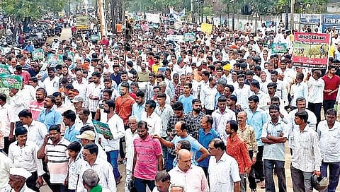 बेळगाव : कडाडला बळीराजाचा आसूड; जीव देऊ, पण जमीन नाही!