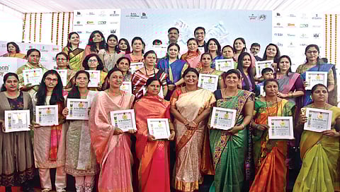 नाशिक : कृषीथॉन प्रदर्शनात महिला शेतकरी पुरस्कारार्थींसह शिवसेना ठाकरे गटाच्या नेत्या सुषमा अंधारे, तसेच दुर्गा तांबे, अश्विनी न्याहारकर, अंकिता न्याहारकर आदी. (छाया : हेमंत घोरपडे)
