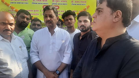 नाशिकरोड : वडगाव पिंगळा येथील दौऱ्यानिमित्त संभाजी राजे यांच्या सत्कारप्रसंगी नासाकाचे संचालक शेरझाद पटेल, सागर हेमंत गोडसे, कार्यकारी संचालक सुकदेव शेटे आदी.( छाया: उमेश देशमुख)