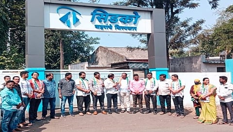 सिडको : सिडको प्रशासक कार्यालया समोर आंदोलन करताना नानासाहेब महाले, बाळासाहेब गिते, मकरंद सोमवंशी, अमोल नाईक आदी ( छाया : राजेंद्र शेळके)