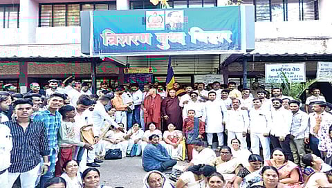 सिडको : सिडको प्रशासकीय प्रवेशद्वारावर ‘त्रिशरण बुद्धविहार’ असा फलक लावून आंदोलन करताना आंदोलनकर्ते. (छाया : राजेंद्र शेळके)