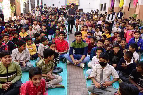 नाशिक : पेठे विद्यालयातील विद्यार्थ्यांशी संवाद साधत त्यांच्याशी एकरुप होत सिनेअभिनेता सिध्दार्थ जाधव. (छाया: हेमंत घोरपडे)