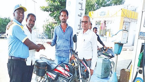 पंपचालकाचा प्रामाणिकपणा,www.pudhari.news