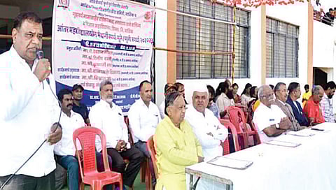 सिन्नर : महाविद्यालयात अॅथलेटिक स्पर्धांच्या उद्घाटनाप्रसंगी बोलताना बाळासाहेब क्षीरसागर. व्यासपीठावर देवराम मोगल, दिलीप दळवी, कृष्णाजी भगत आदी.