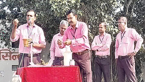 सिन्नर : फळभाज्या बियाणे फटाक्याच्या संकल्पनेचे प्रात्यक्षिक सादर करताना मुख्याध्यापक उदय कुदळे. समवेत शिक्षक.