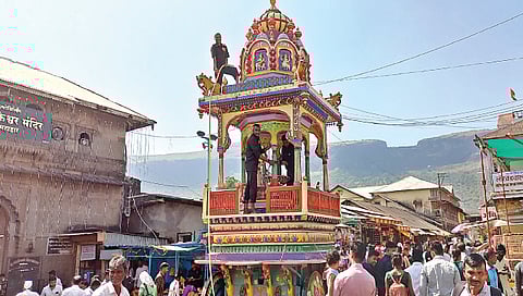 त्र्यंबकेश्वर : रथोत्सवाचे प्रमुख आकर्षण असलेल्या तब्बल 31 फूट उंचीच्या लाकडी रथास केली जात असलेली सजावट. (छाया : देवयानी ढोन्नर)