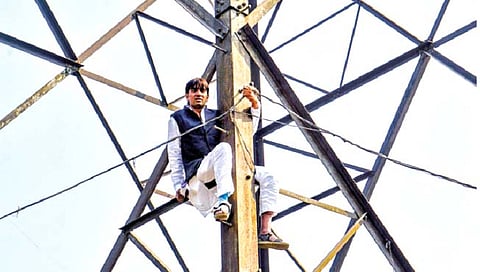 तिकीट नाकारल्याने ‘आप’चा नेता चढला टॉवरवर