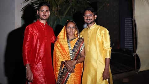 आई मनिषा, मोठा भाऊ चंद्रकांत यांच्यासह धीरज जाधव.