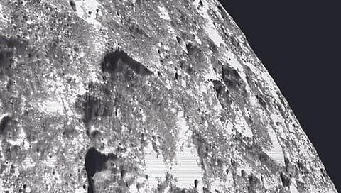 ओरियन अंतराळयानाने चंद्राची अनेक वर्षांनी प्रथमच अत्यंत जवळून छायाचित्रे टिपली आहेत.