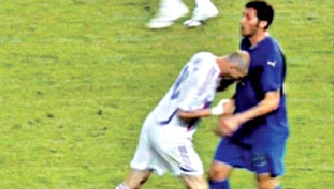 फुटबॉल विश्वचषकातील मोठे वाद; सँटियागोच्या लढाईपासून ते सुआरेझच्या चाव्यापर्यंत…