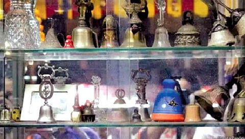 पानाच्या दुकानात जगभरातील घंटांचा संग्रह