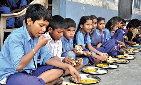 पिंपरी: शालेय पोषण आहारात आढळल्या अळ्या, विद्यार्थ्यांच्या जीवाशी खेळ