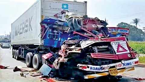 उचगाव पुलाजवळ विचित्र अपघात; तिघेजण जखमी