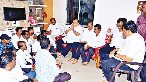 कोल्हापूर : जठारवाडीतील मृत वारकर्यांच्या कुटुंबीयांचे आ. मुश्रीफांकडून सांत्वन