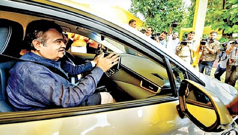 Toyota Hybrid Car : प्रथमच धावणार भारतीय बनावटीची हायब्रिडकार, इलेक्ट्रिक आणि इथेनॉल दोन्हींवर धावणार