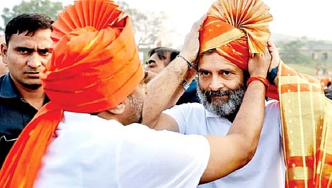 कोल्हापूर : काँग्रेस नेते खा. राहुल गांधी यांना सचिन चव्हाण यांनी बांधला फेटा