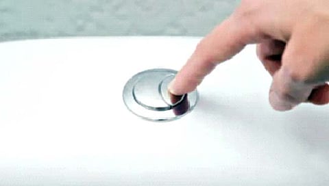 टॉयलेट फ्लशसाठी दोन बटणं का असतात? जाणून घ्या..