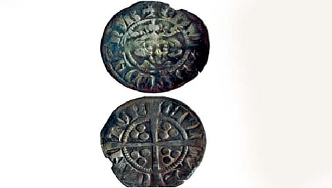 स्कॉटलंडमध्ये सापडली चांदीची मोठी नाणी