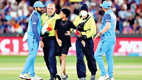 T20 World Cup : मैदानात घुसला भारतीय चाहता, ठोठावला 6.50 लाखांचा दंड