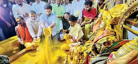 जेजुरी : आदित्य ठाकरे यांनी घेतले खंडोबाचे दर्शन