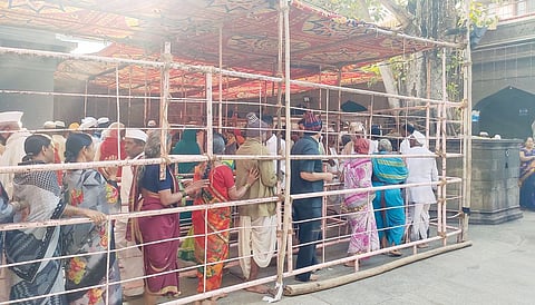 आळंदी : माउलींच्या दर्शनासाठी हजारो भाविक रांगेत; दर्शन बारी फुलली