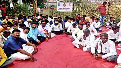 मुंबई : आझाद मैदान येथे आ. जयकुमार रावल यांच्या निलंबनाच्या मागणीसाठी आंदोलनाला बसलेले आदिवासी बांधव.