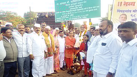 इगतपुरी : पिंपळगाव मोर-वासाळी फाटा रस्त्याच्या भूमिपूजनाप्रसंगी आमदार माणिकराव कोकाटे. समवेत बाळासाहेब गाढवे, रतन जाधव, सुनील वाजे, पांडुरंग वारुंगसे आदी.