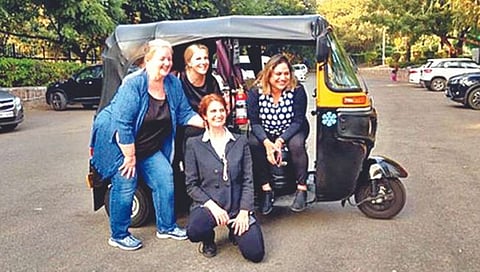 American Women : अमेरिकन महिला अधिकारी रिक्षातून जातात ऑफिसला