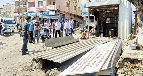 महामार्गालगतची अतिक्रमणे मंचरकरांनी स्वतःहून काढली