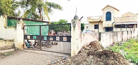 हीच संरक्षक भिंत आणि त्यावरील काटेरी कुंपण भेदून बिबट्याने बंगल्याच्या परिसरात प्रवेश केला.