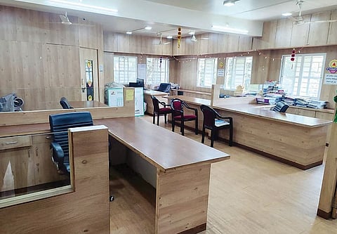 बिबवेवाडी क्षेत्रीय दोन्ही कार्यालयांतील कर्मचार्यांअभावी शुकशुकाट पाहायला मिळाला.