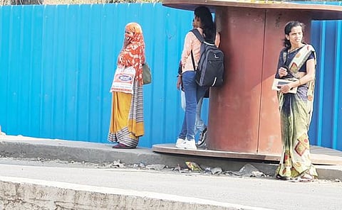 चांदणी चौकात अडथळ्यांची शर्यत; बसथांबा नसल्याने प्रवाशांची गैरसोय