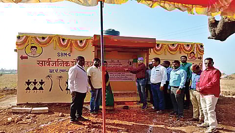 देवगाव : त्र्यंबकेश्वर तालुक्यातील चंद्राची मेट येथे जागतिक शौचालय दिनानिमित्त सार्वजनिक शौचालयाचे उद्घाटन करताना जि. प.चे अतिरिक्त मुख्य कार्यकारी अधिकारी अर्जुन गुंडे. समवेत सरपंच सरिता चंद्रे आणि ग्रामस्थ.