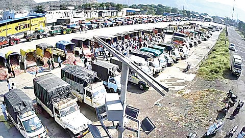 चांदवड : दिवाळीच्या सुटीनंतर सोमवारी बाजार उघडताच येथील बाजार समितीत कांद्याची झालेली आवक. (छाया : सुनील थोरे)