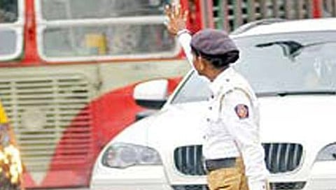 वाहतूक महिला पोलिस,www.pudhari.news