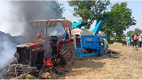 भंडारा : चार एकरातील धानासह ट्रॅक्टर, मळणी यंत्र जळून खाक