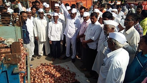 नाशिक : कांद्याच्या भावात घसरण, शेतकऱ्यांनी लिलाव पाडले बंद