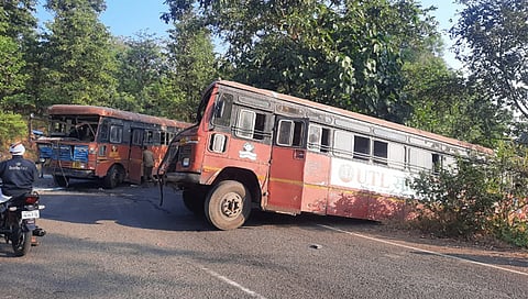 नंदुरबार : राज्य परिवहन महामंडळाच्या बसेस समोरासमोर आल्याने घडलेल्या अपघातात बसेसच्या दर्शनीभागाचे नुकसान झाले आहे.