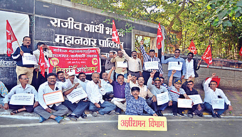 नाशिक : विविध मागण्यांबाबत मनपाच्या प्रवेशद्वारावर आंदोलन करताना अग्निशमन विभागाचे कर्मचारी. (छायाचित्र : हेमंत घाेरपडे)