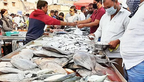 पुणे : खवय्यांचा मांसाहारावर ताव; मासळी, मटण, चिकनच्या दुकानांवर गर्दी