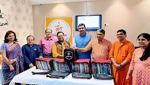 नाशिक : दुबई येथील एका कार्यक्रमात 'ग्रंथ तुम्हारे व्दार' या हिंदी पुस्तकांच्या ग्रंथपेटीच्या श्रीगणेशाप्रसंगी उपस्थित मान्यवर.